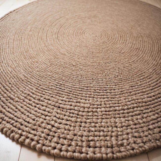 Dywan z juty do sypialni