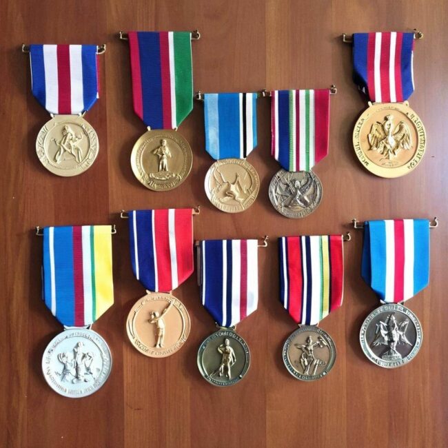 Wyeksponowanie medali na drzwiach szafy